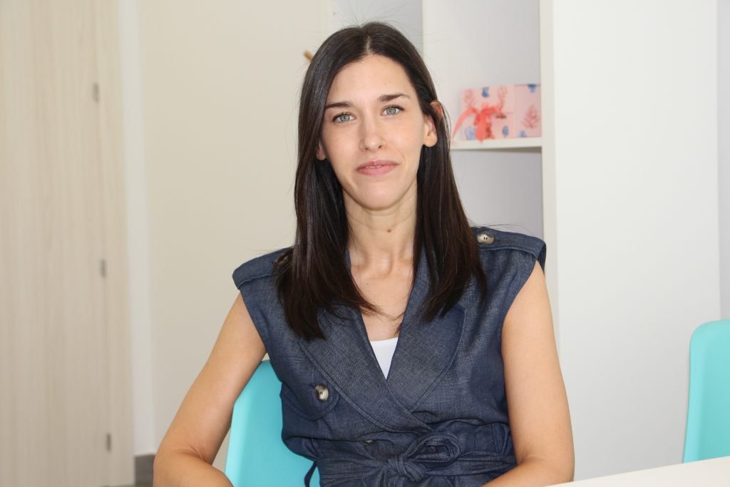 Raquel Aporta, psicóloga colegiada, sentada en su consulta de Arroyo de la Encomienda
