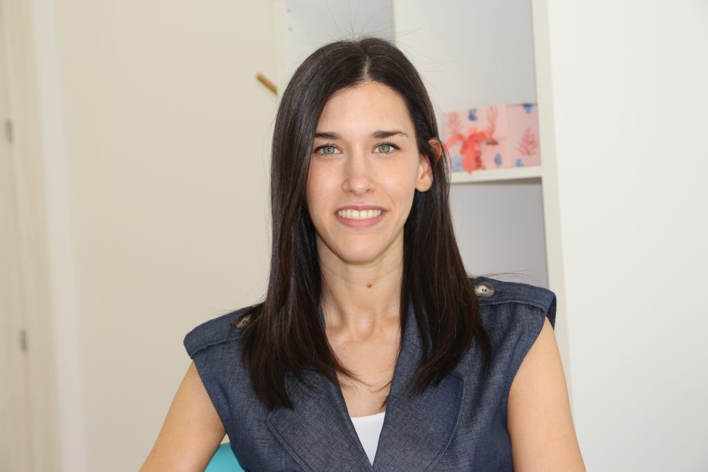 Raquel Aporta, psicóloga en Arroyo de la Encomienda, sonriendo en su consulta