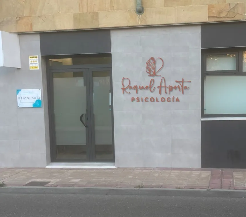 Entrada a la consulta de psicología de Raquel Aporta en Arroyo de la Encomienda